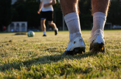 mannenbenen op voetbalveld