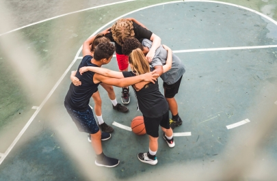 groepje jongeren op basketcourt
