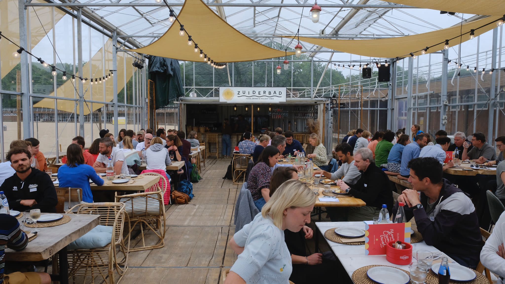 Mensen eten samen in het Zuiderbad