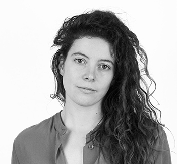 vrouw poseert voor de foto