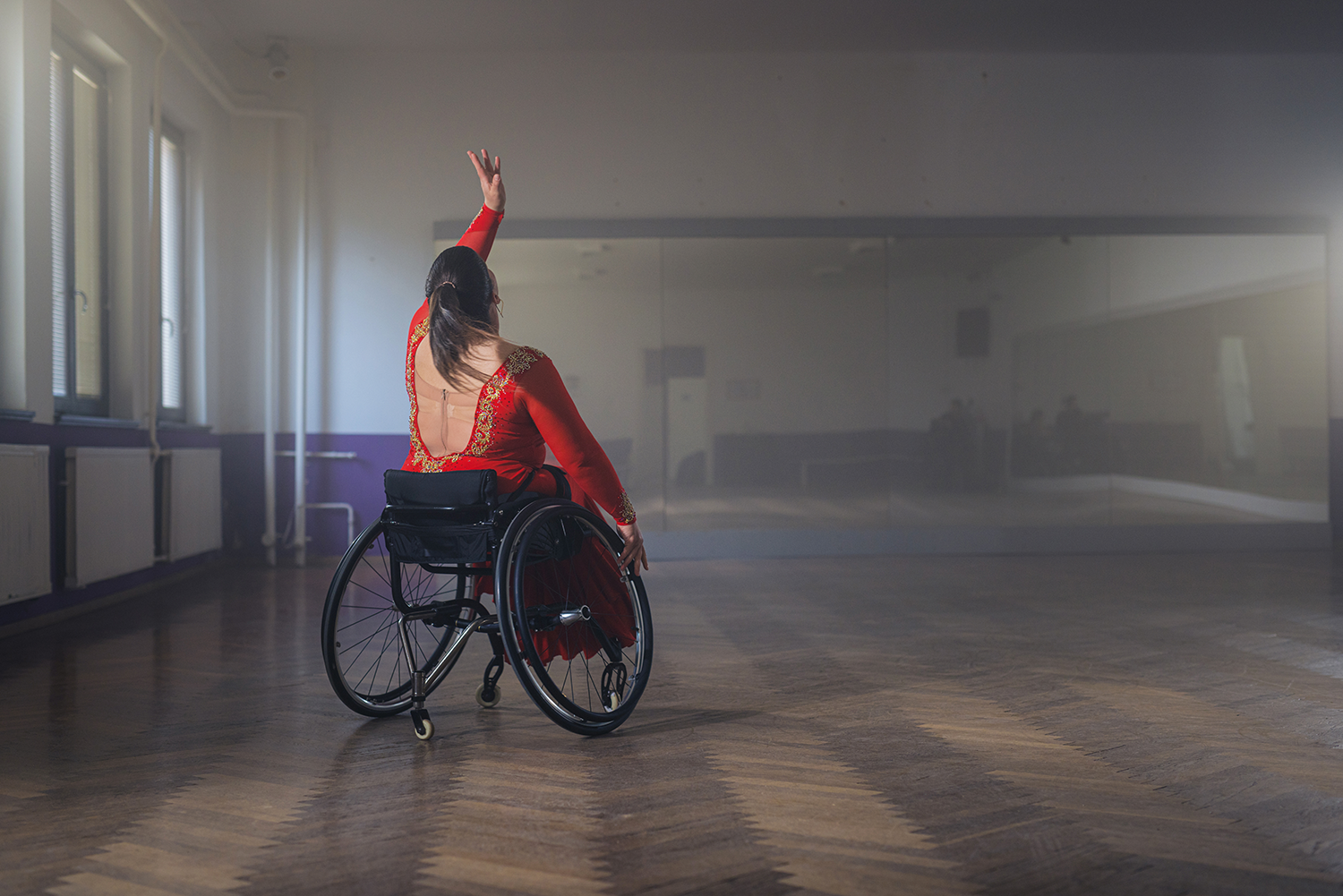 Vrouw danst in rolstoel