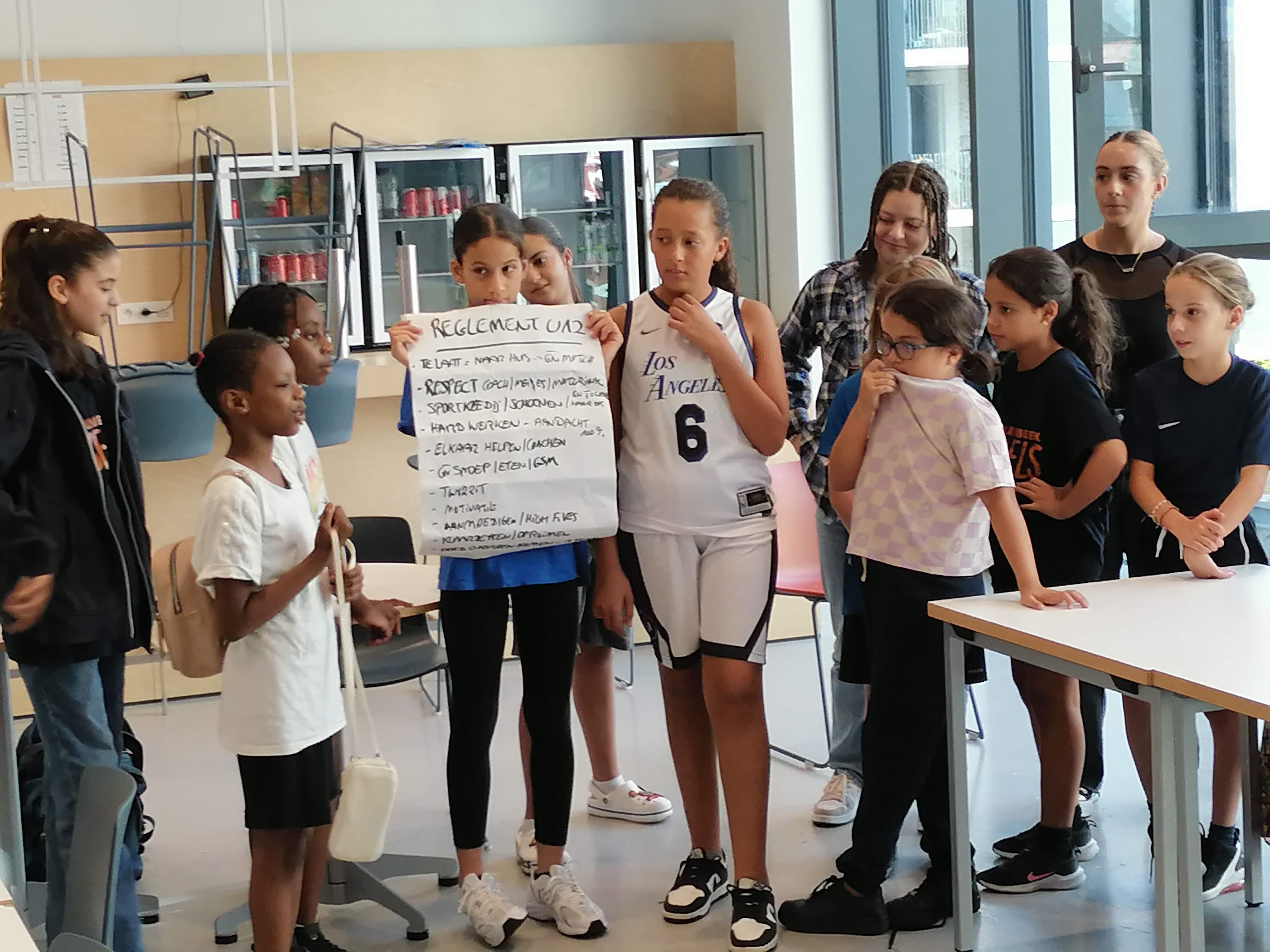 basketmeisjes presenteren hun teamreglement 