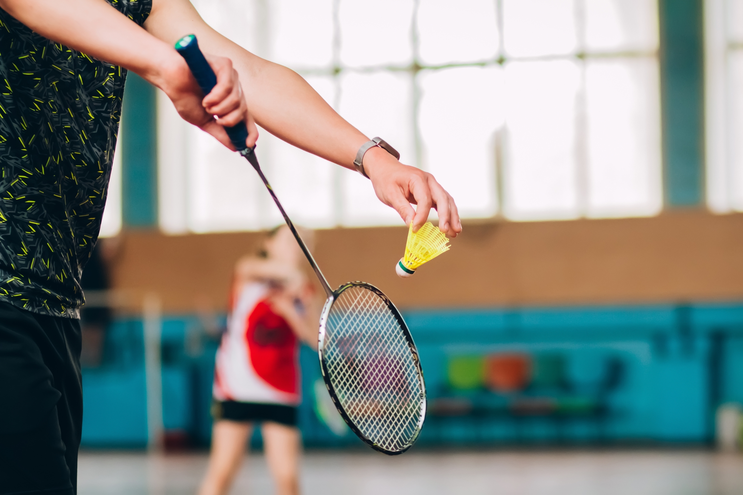badmintonspeler bereidt zich voor op de opslag