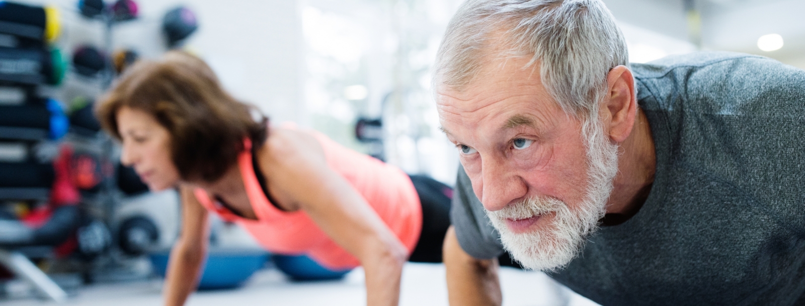 actieve senior op een workout matje