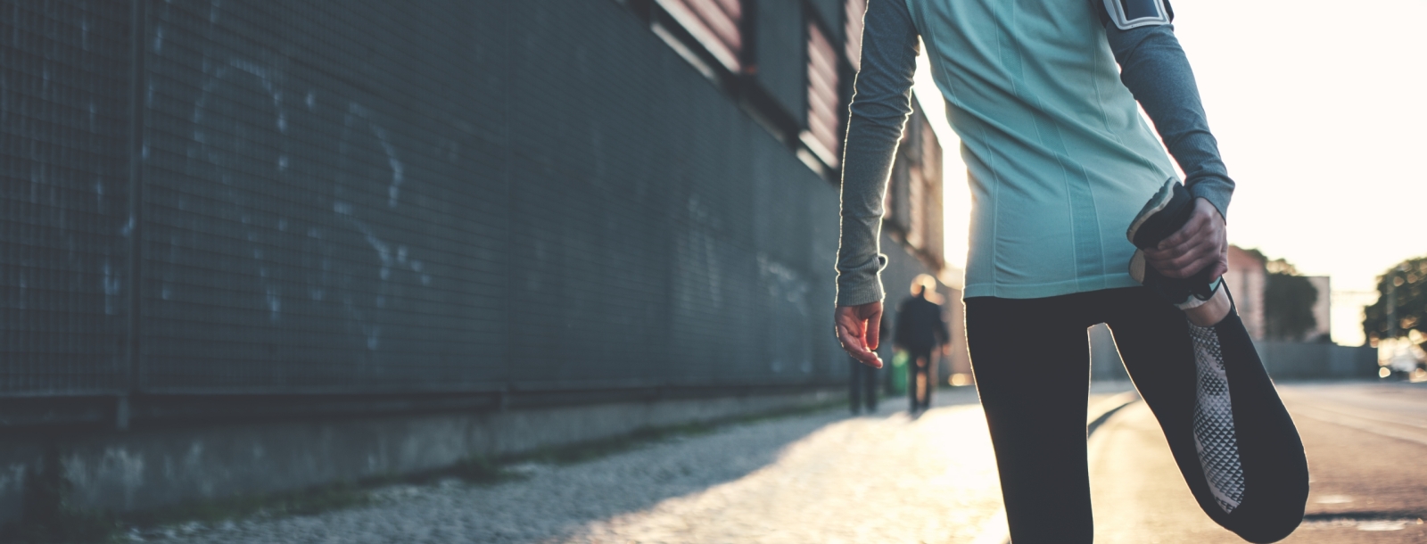 jogger stretcht bij de start van een looptraining