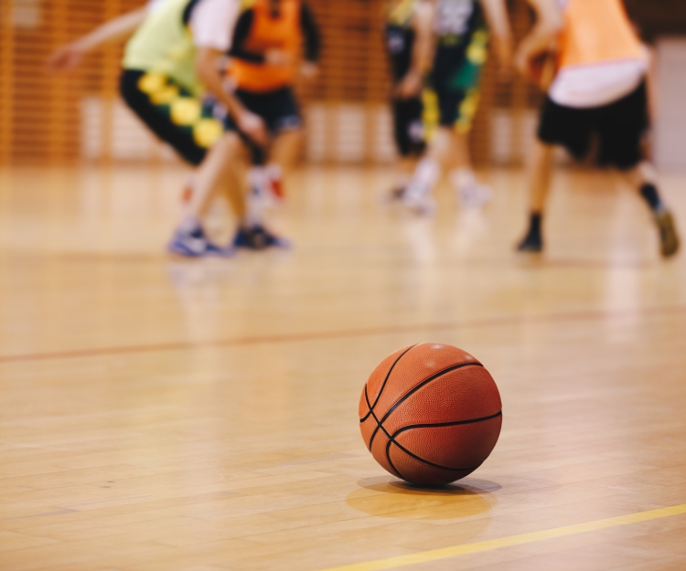basketbal ligt op de vloer in sportzaal