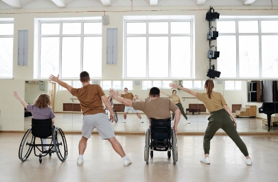 Rolstoeldansers in een danszaal