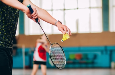 badmintonspeler bereidt zich voor op de opslag