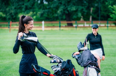 golfterrein en twee vrouwelijke speelsters