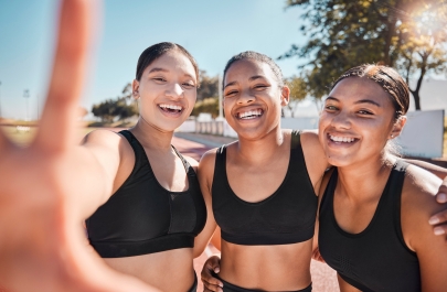 drie sportieve meisjes maken een selfie