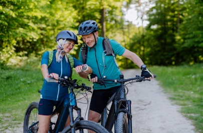 twee 50-plussers gaan samen mountainbiken