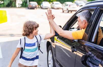 ouder neemt afscheid van zoon vanuit de auto