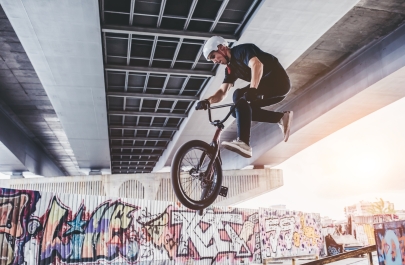 bmx'er doet een trick