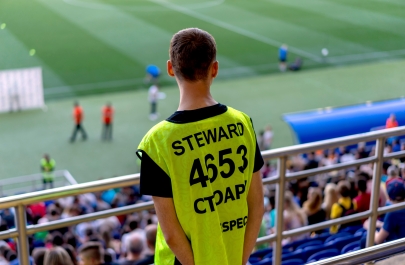 stewards tijdens een voetbalwedstrijd