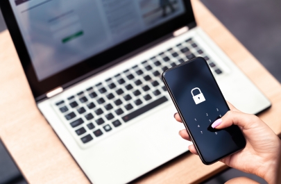 vergrendelde laptop en mobiele telefoon