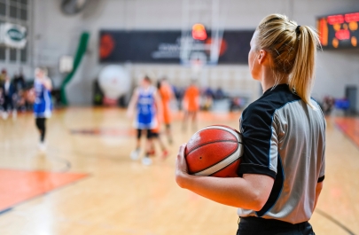 official in een basketbalwedstrijd