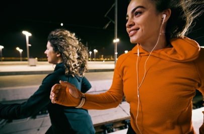 twee vrouwen joggen samen