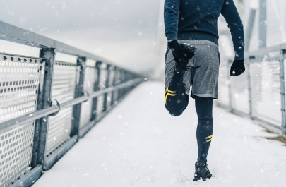 Jogger loopt in de sneeuw