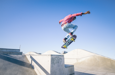 Skateboarder op skateparcours