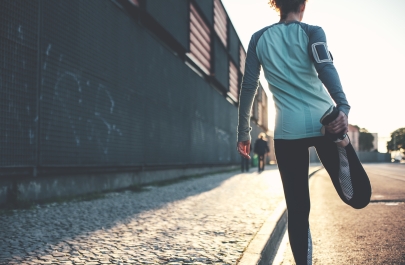jogger stretcht bij de start van een looptraining