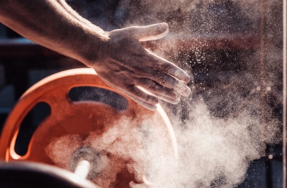 powerlifter klopt handen tegen mekaar