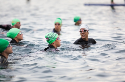triatleten in het water