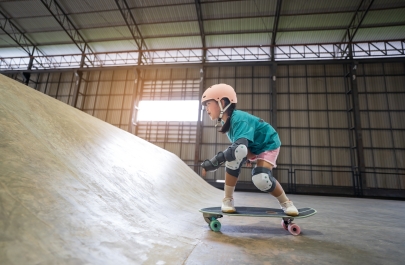 meisje op skateboard in indoor hall