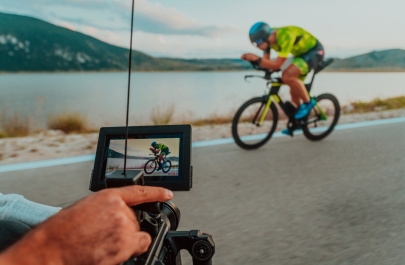 cameraman filmt wielrenner tijdens wedstrijd