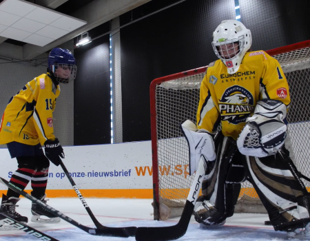 2 jongens die ijshockey spelen