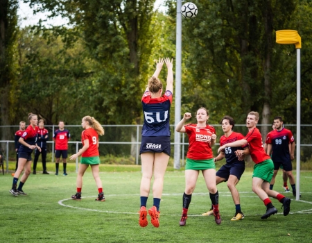 Korfbalster werpt bal op doel