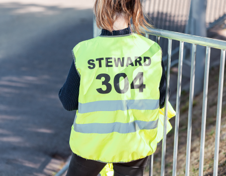 meisje werkt als steward op een sportevent