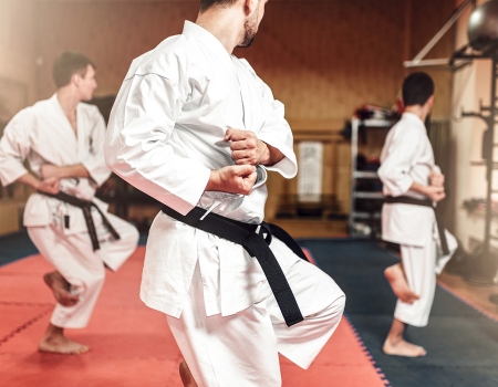 Mannen beoefenen judo op de mat