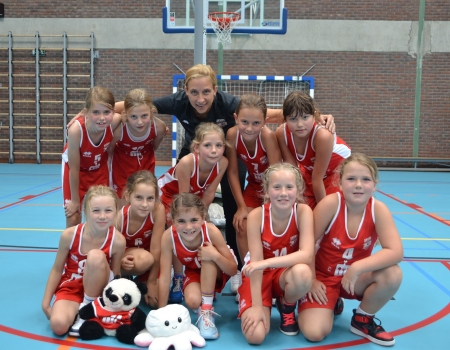 Groep basketmeisjes poseert voor foto