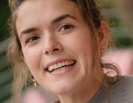 Tess Els lacht naar de camera