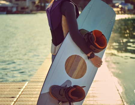 vrouw met wakeboard onder de arm