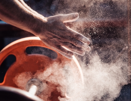 powerlifter klopt handen tegen mekaar