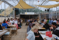 Mensen eten samen in het Zuiderbad