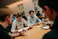 Jongeren samen aan tafel voor brainstorm