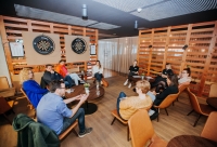 groep van 8 mensen brainstormen samen