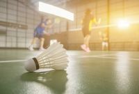 sportzaal met badminton shuttle op de vloer