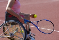 tennisspeelster in rolstoel klaar voor opslag