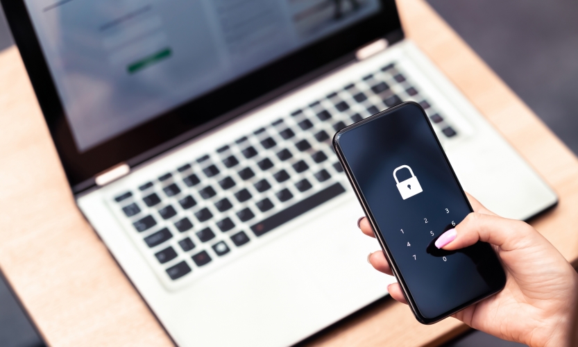 vergrendelde laptop en mobiele telefoon