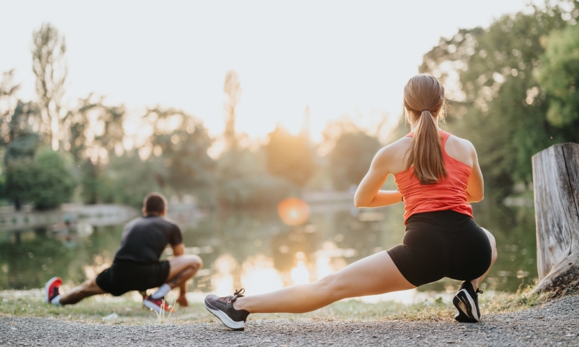 koppel doet stretches outdoor